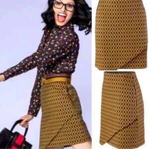 Cabi Kensington Proper Stand Out Skirt Short Ponte Marigold Medallion Size M